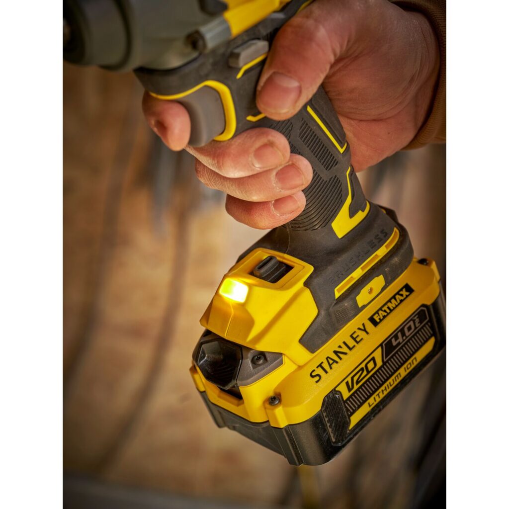 Chave de Impacto 1/2" 20V Com 2 Baterias e Carregador Stanley - SBW920M2K-BR